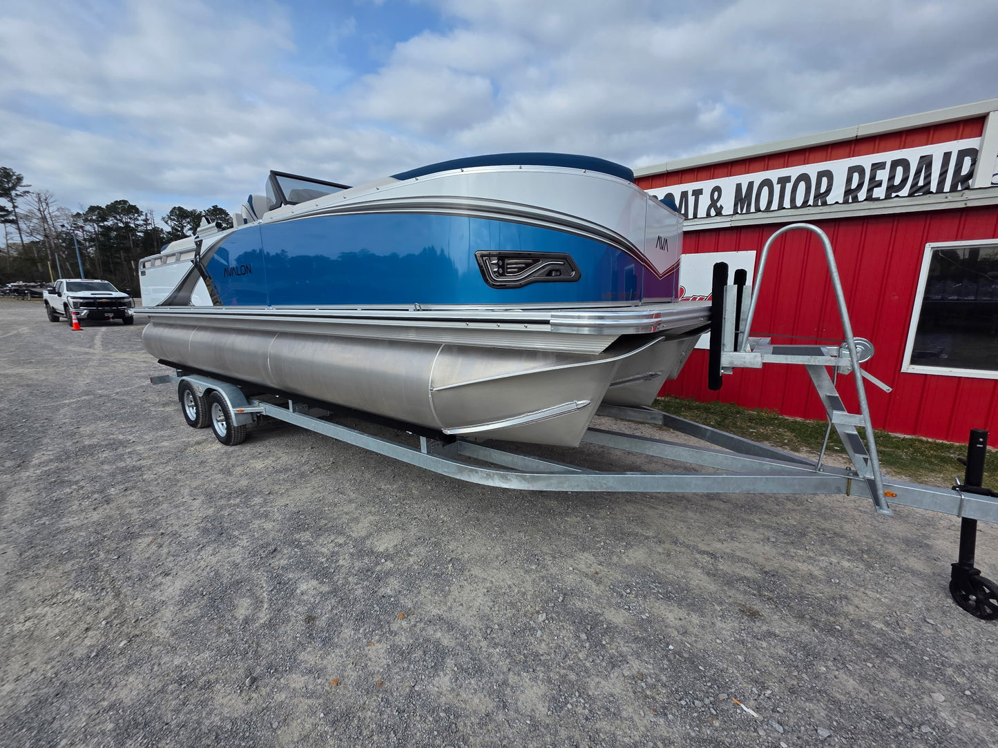2026 Avalon 2385 LSZ Elite Windshield – Platinum Edition